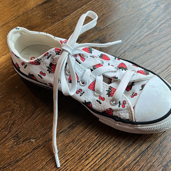 Converse strawberry sneakers - Picture 3 of 12